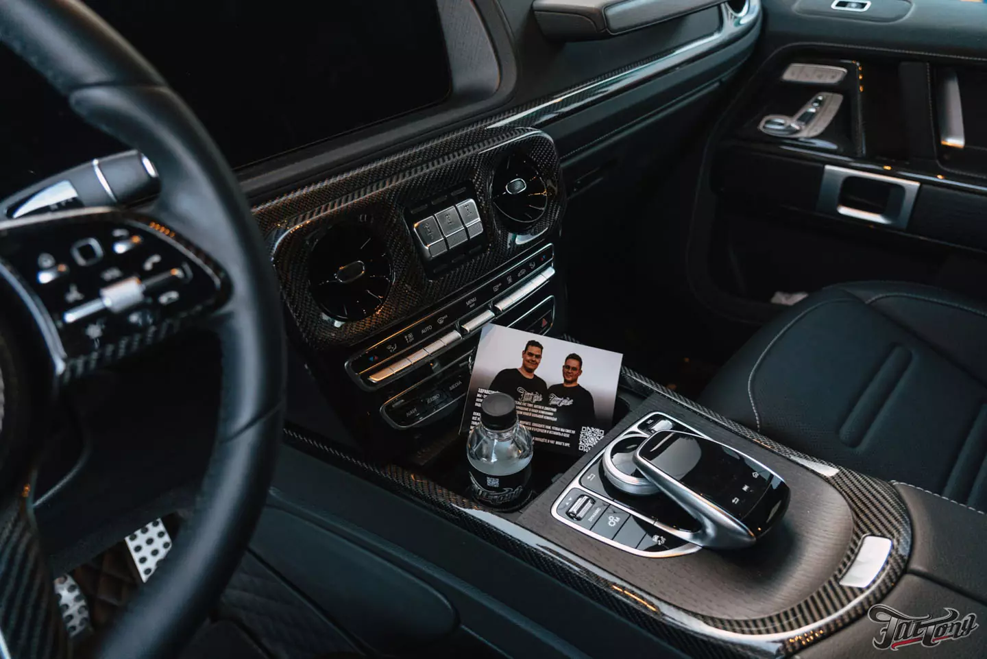 Побортная стереосистема с двумя усилителями на Mercedes G-class. Карбон в салоне. Полировка и керамика кузова, оклейка лобового стекла